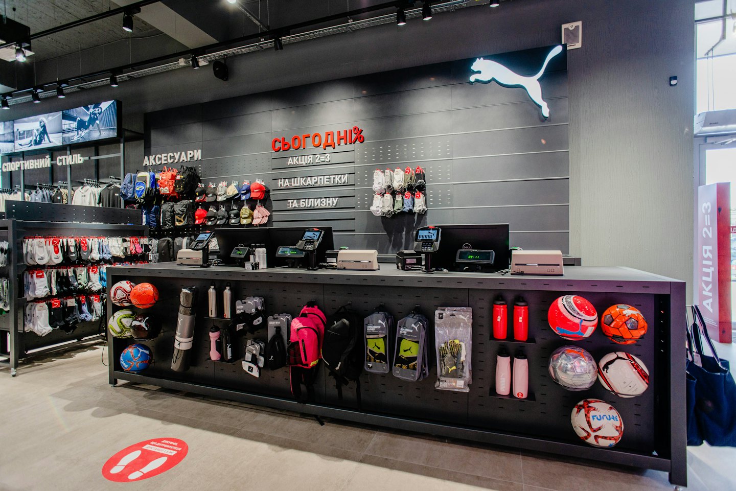 Interior de tienda deportiva con mostrador y mercancía.
